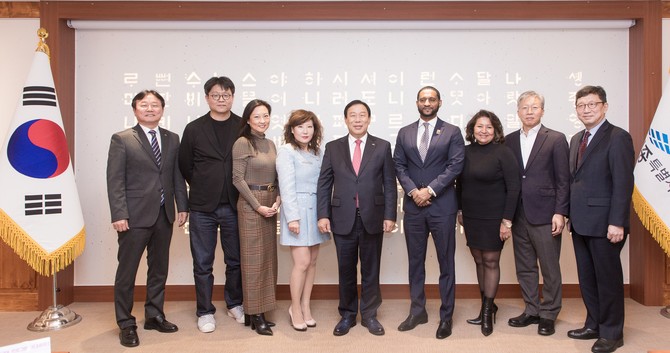 22일 시청에서 미국 LA시티대학 총장을 비롯한 LA 지역대학 학군(LA Community College District) 대표단과 한글문화와 대학 간 교류 협력 방안을 논의 후 기념촬영을 하고 있다. ⓒ 세종시