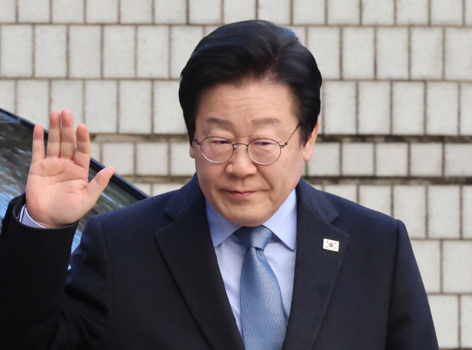 이재명 더불어민주당 대표가 23일 서울 서초구 서울고등법원에서 열린 공직선거법 위반 사건 항소심 첫 재판에 출석하며 지지자들에게 인사하고 있다. ⓒ 연합뉴스