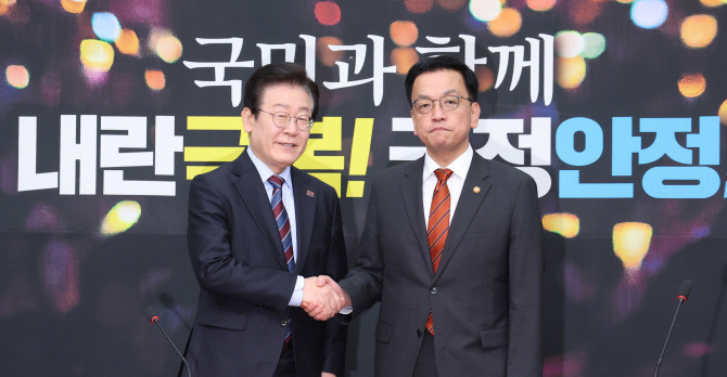최상목 대통령 권한대행 부총리 겸 기획재정부 장관(오른쪽)이 지난 13일 국회에서 이재명 더불어민주당 대표를 만나고 있다. ⓒ 연합뉴스
