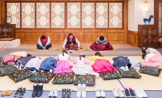충녕어린이집 어린이들이 24일 세종시청 5층 세종실에서 최민호 시장을 만나 새해 인사 전하며 전통 예절 배우고 있다. ⓒ 세종시