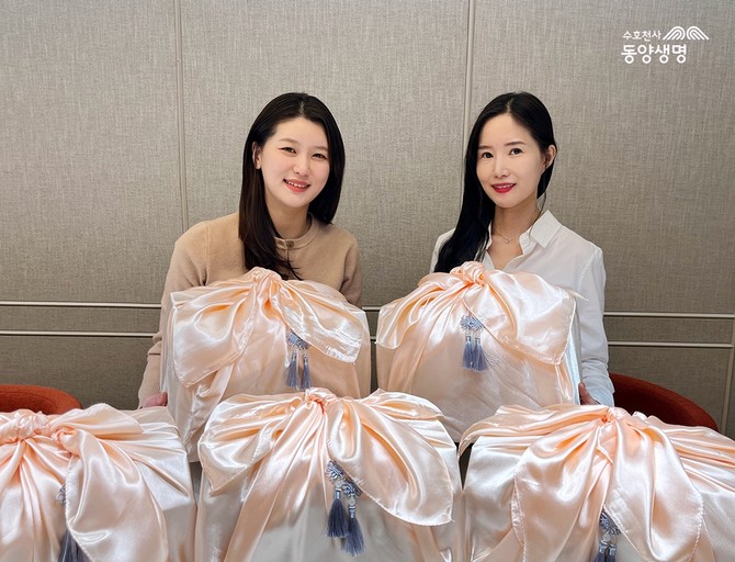 동양생명은 24일 을사년 첫 명절인 설을 맞아 독거 어르신들을 위해 한파 대비 용품을 담은 '훈훈한 수호천사' 패키지를 전달하는 봉사활동을 진행했다. ⓒ 동양생명
