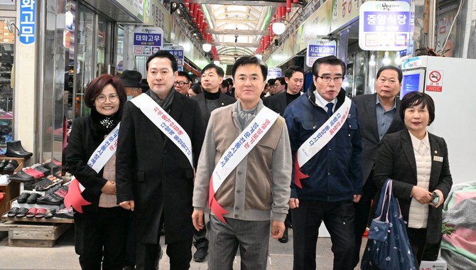 김태흠 충남지사가 24일 보령 중앙시장, 한내시장을 방문해 상인들의 어려움을 청취하고 있다. ⓒ 충남도