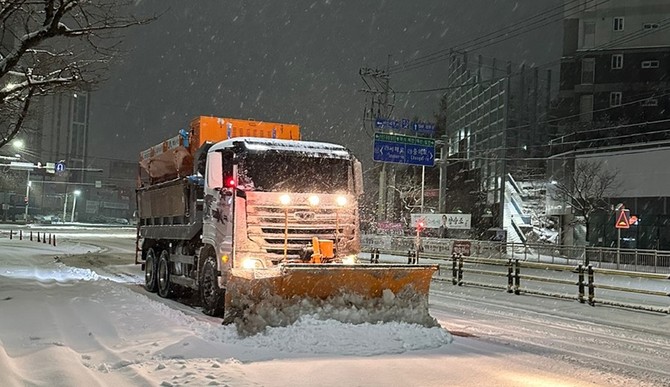 지난 29일 새벽 1시 서산시가 제설차량을 통해 주요 도로를 제설하는 모습. ⓒ 서산시