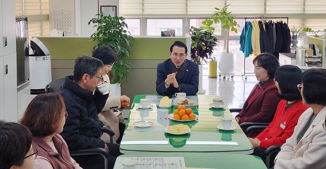 이완섭 서산시장이 지난 27일 서산시 보건소에 방문해 직원의 애로사항을 청취하고 있다. ⓒ 서산시
