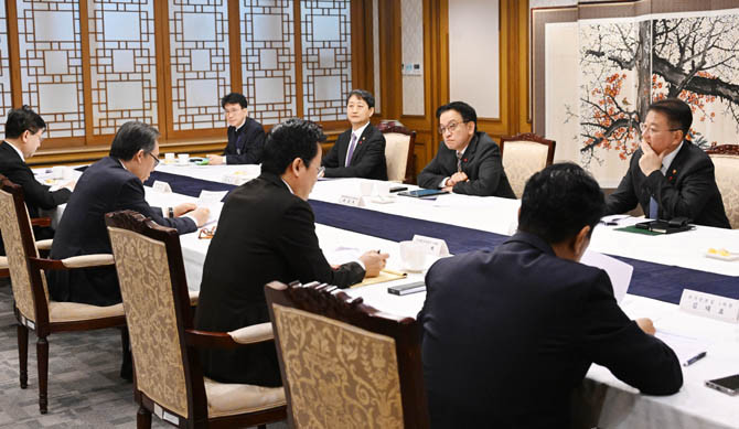 최 권한대행은 31일 대외경제현안간담회를 주재하는 자리에서 미국 신행정부의 초기 대응 중요성을 강조했다. ⓒ 연합뉴스