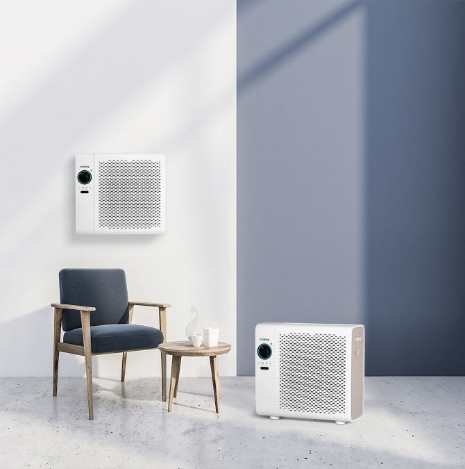 코웨이가 벽걸이와 스탠드 겸용으로 공간 활용성을 높인 '25년형 벽걸이 공기청정기2(AP-1225F)'를 출시했다. © 코웨이