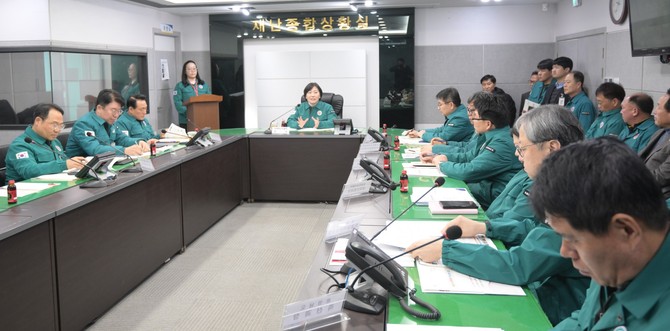 송미령 농림축산식품부장관과 백성현 논산시장이 31일 논산시 관내 거점소독시설 등을 찾아 현황을 청취하고 있다. ⓒ 논산시