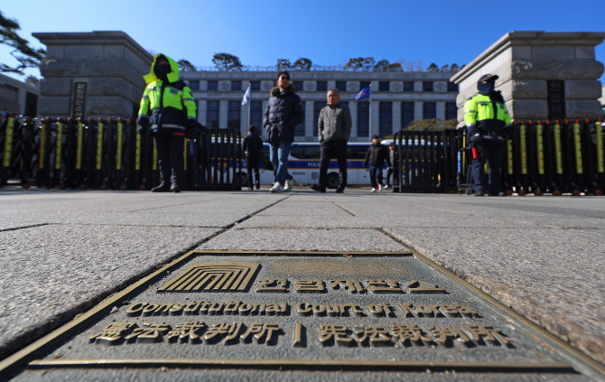 헌법재판소가 최상목 대통령 권한대행 부총리 겸 기획재정부 장관의 마은혁 헌법재판관 후보자 미임명 관련 권한쟁의·헌법소원 심판 선고를 연기한 3일 오후 서울 종로구 헌법재판소 모습. ⓒ 연합뉴스