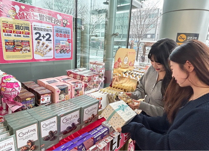 이마트24가 이번 밸런타인데이를 겨냥한 실속형 상품과 다양한 혜택으로 선물 부담 줄이기에 나선다. © 이마트24