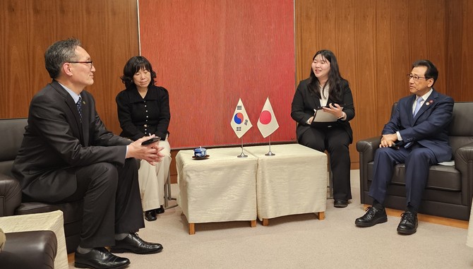 유득원 대전시 행정부시장과 아키모토 가쓰히로 삿포로 시장이 지난 3일 오후 삿포로 시청에서 만나 자매도시 결연 15주년을 기념해 다양한 교류 프로그램에 대해 논의하고 있다. ⓒ 대전시