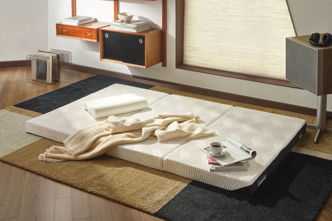 템퍼가 3단 접이식 디자인으로 효율적인 공간 활용이 가능한 온라인 전용 접이식 매트리스 '푸톤 프로(Futon Pro)'를 출시했다. © 템퍼