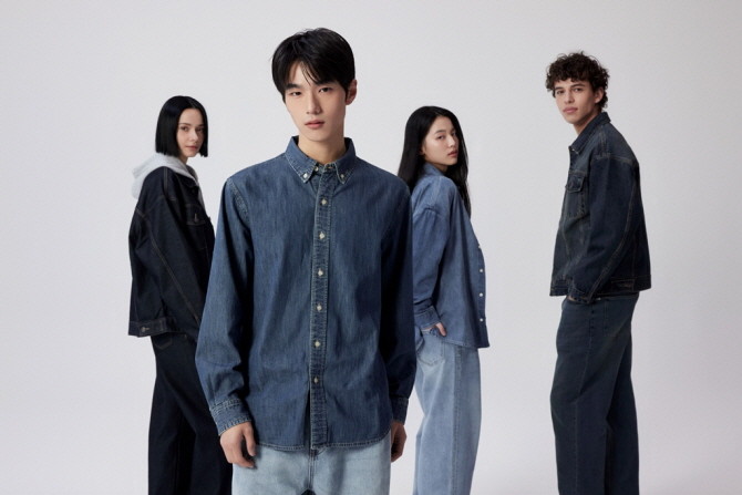 스파오(SPAO)가 일상용 데님 제품을 총망라한 베이직 컬렉션 '올어바웃데님(All about Denim)'을 공개했다. © 이랜드월드