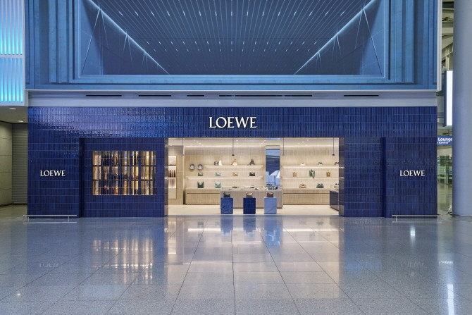 신라면세점이 면세업계 최초로 인천국제공항에 LVMH 그룹의 스페인 럭셔리 브랜드 '로에베(LOEWE)' 매장을 선보인다. © 신라면세점
