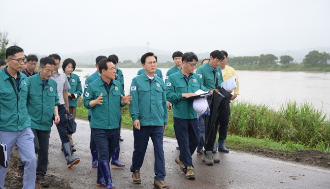 김태흠 충남도지사 논산천 방문 모습. ⓒ 논산시
