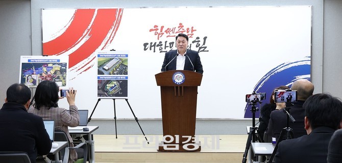 안호 충남도 산업경제실장이 5일 도청 프레스센터에서 기자회견을 개최하고 지속가능항공유(SAF) 유치 및 추진 계획을 발표하고 있다. ⓒ 프라임경제
