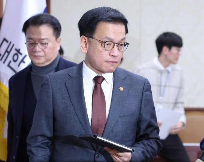 최상목 대통령 권한대행 부총리 겸 기획재정부 장관이 5일 정부서울청사에서 열린 '국정현안·경제관계장관회의 겸 산업경쟁력강화 관계장관회의'에 입장하고 있다. ⓒ 연합뉴스