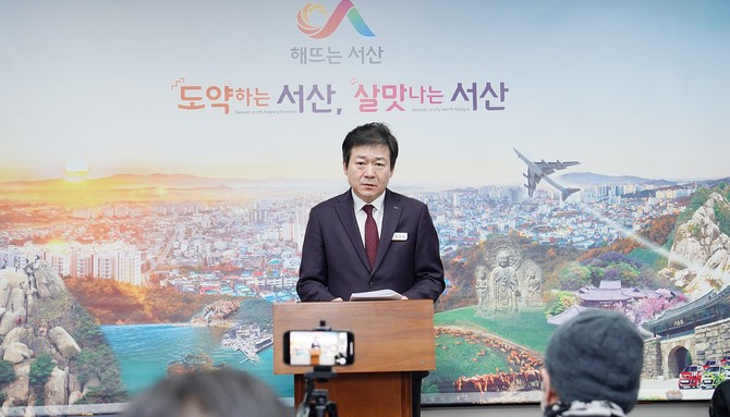 홍순광 서산시 부시장이 5일 시청 브리핑룸에서 기자회견을 열고 지속가능항공유 종합실증센터 유치에 대해 설명했다. ⓒ 서산시