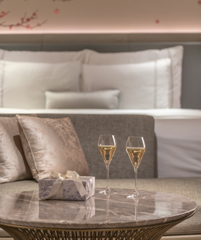 시그니엘 서울이 로맨틱한 밸런타인데이를 준비하는 연인들을 위해 특별 코스 메뉴와 달콤한 케이크, 객실 패키지 등 다양한 프로모션을 준비했다. © 롯데호텔앤리조트