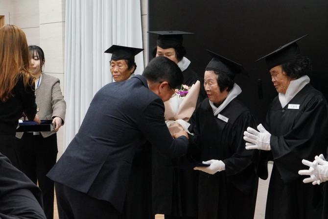김의곤 관장이 졸업장을 수여하는 모습. ⓒ 프라임경제
