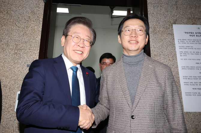 지난해 12월5일 김경수 전 경남도지사가 국회를 방문해 이재명 더불어민주당 대표와 만난 뒤 인사하고 있다. ⓒ 연합뉴스