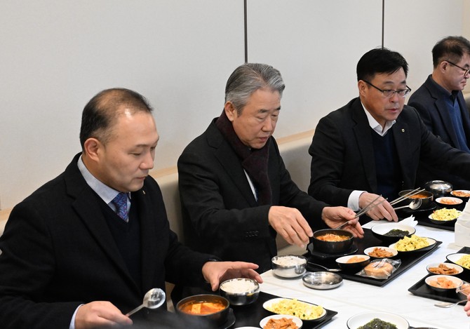 강호동 농협중앙회 회장은 7일 서울 서대문구에 소재한 NH농협손해보험 본사 구내식당에 방문해 범국민 아침밥 먹기 캠페인을 독려했다. ⓒ NH농협손해보험