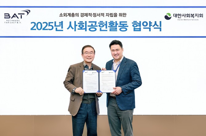 지난 7일 BAT로스만스 본사에서 진행된 업무협약식에서 (왼쪽부터) 강대성 대한사회복지회 회장과 송영재 BAT로스만스 대표가 기념사진을 촬영하고 있다. ⓒ BAT로스만스