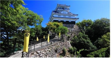 긴카(金華)산 정상에 솟은 기후성. ⓒ 기후현 관광연맹