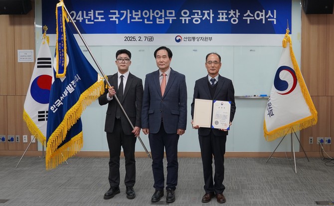 정병찬 산업부 운영지원과 서무복지팀장(가운데)과 최원경 서부발전 비상계획부장(오른쪽), 양우성 비상계획부 주임. ⓒ 서부발전