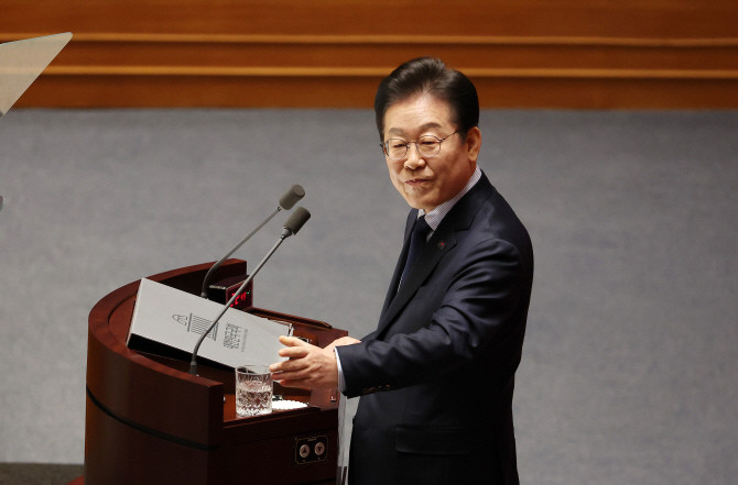 이재명 더불어민주당 대표가 10일 서울 여의도 국회에서 열린 본회의에서 교섭단체 대표연설을 하고 있다. ⓒ 연합뉴스