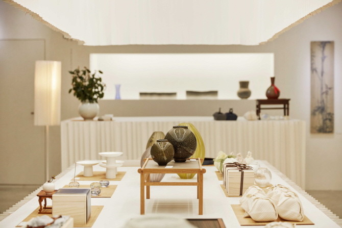 워커힐 호텔앤리조트는 서촌 공예 전문 갤러리 '일상여백'과 협업해 한국 전통의 미를 담은 팝업 전시를 개최하고, 이를 기념한 특별 패키지를 마련했다. © 워커힐 호텔앤리조트