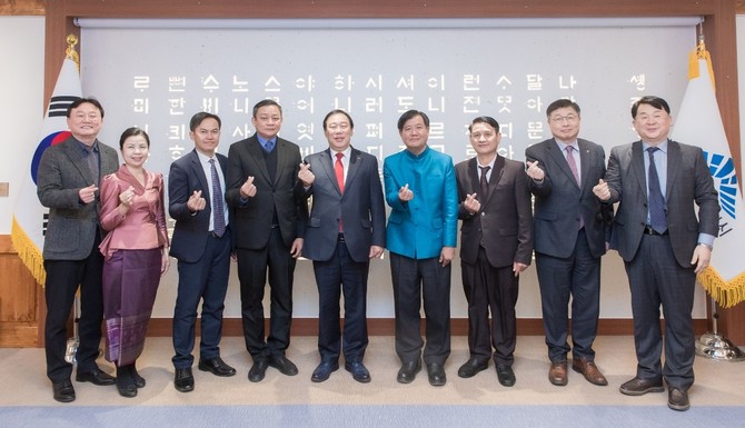 왼쪽 네번째부터 비락 아놀락 수파누봉대학교 총장, 최민호 세종시장, 송칸 루앙무닌톤 주한라오스대사, 빌라이쏭 매니본 루아프라방시 부시장. ⓒ 세종시