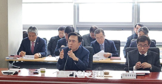 김태흠 충남지사가 지난 10일 제71차 실국원장회의에서 행정 책임자들에게 주요 개발 사업 진행 상황에 대해 신속한 대응을 촉구하고 있다. ⓒ 프라임경제