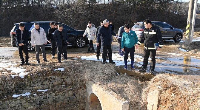 박정현 부여군수가 지난 11일 임천면 수해복구 현장을 점검하고 있다. ⓒ 부여군