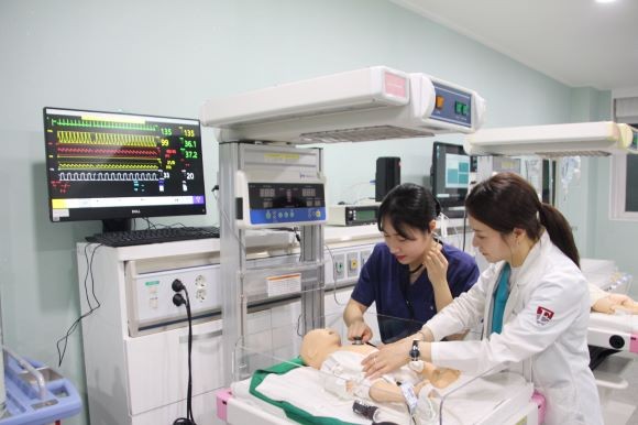 대구과학대학교 간호학과 학생들이 실습 하는 모습. ⓒ 대구과학대학교