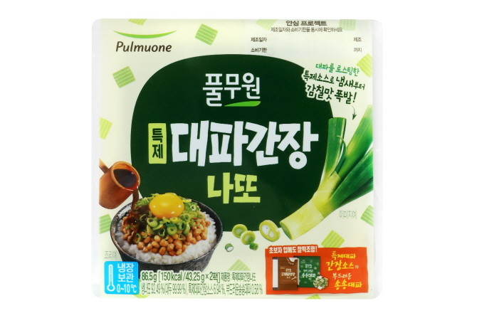 풀무원식품은 대파를 로스팅 해 만든 특제 대파간장소스와 대파 토핑을 활용해 냄새부터 맛있게 만든 '특제 대파간장 나또(8입)'를 출시했다. © 풀무원