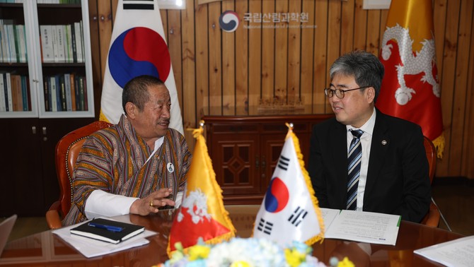 임상섭 산림청장(오른쪽)이 겜 세링(Gem Tshering) 부탄 에너지천연자원부 장관(왼쪽)과 국제산림협력에 대해 논의하고 있다. ⓒ 산림청