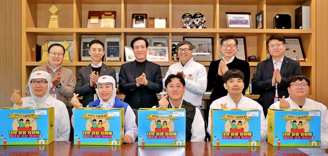 하림이 초등학교에 입학하는 자녀를 둔 임직원을 대상으로 입학 선물세트 전달 행사를 마치고 정호석 하림 대표이사와 임직원들이 기념사진을 촬영하고 있다. ⓒ 하림