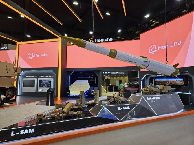 한화에어로스페이스가 IDEX 2025에서 선보인 장거리 지대공 유도무기체계(L-SAM) 유도탄. ⓒ 한화