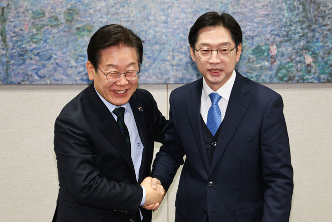 지난 13일 국회에서 만난 이재명 더불어민주당 대표와 김경수 전 경남도지사가 악수하고 있다. ⓒ 연합뉴스