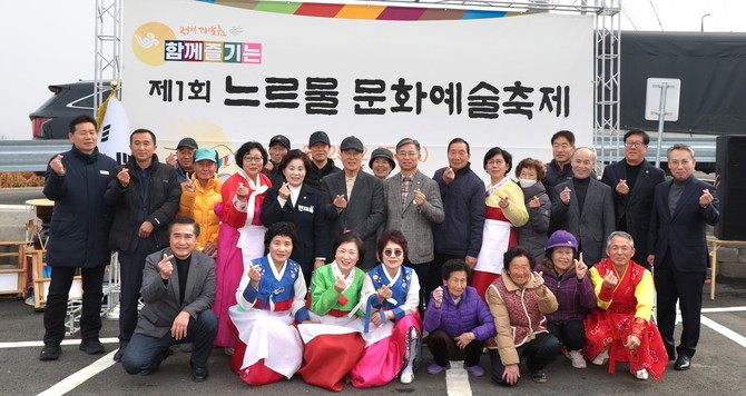 지난 15일 태안읍 반곡2리 마을회관에서 '느르물 문화예술축제'를 개최 후 단체 기념촬영을 하고 있다. ⓒ 태안군