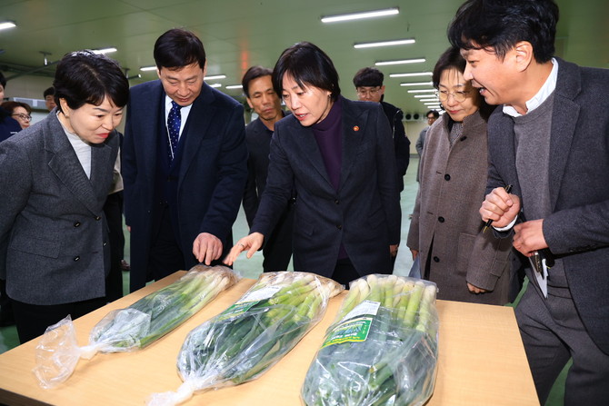 지난 17일 아워홈 동서울물류센터에 송미령 농림축산식품부 장관(가운데)이 방문해 노지 스마트팜 작물을 살펴보고 있다. ⓒ 아워홈