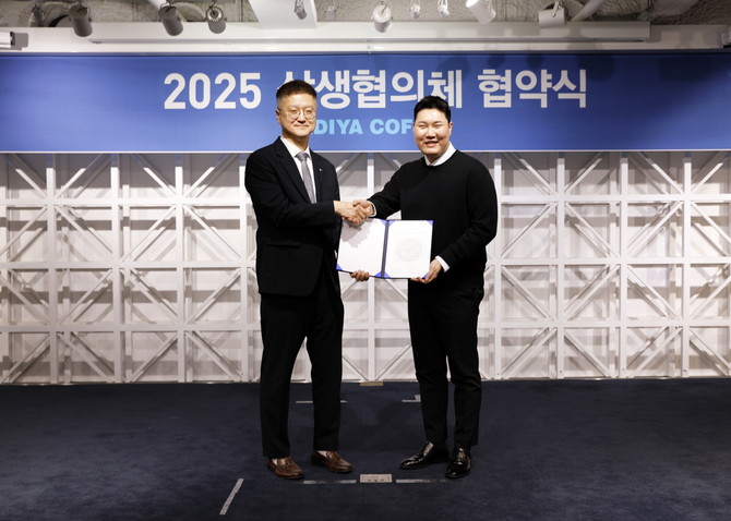 지난 14일 서울 강남구에 위치한 이디야커피 본사에서 열린 상생 협약식에서 (왼쪽부터) 조규동 이디야커피 대표이사와 오승근 가맹점주협의회장이 기념사진을 촬영하고 있다. ⓒ 이디야커피
