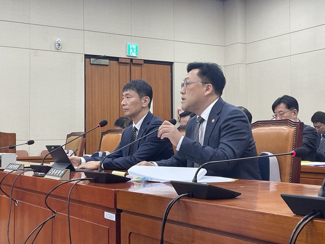 18일 김병환 금융위원장은 서울 여의도 국회에서 열린 정무위 제422회국회(임시회) 제1차 전체회의에 참석해 의원들의 질의를 받았다. = 김정후 기자