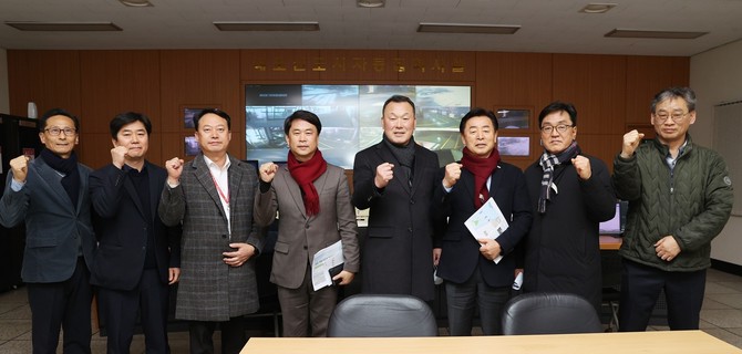 지난 17일 내포신도시 주요시설 점검을 위한 현장방문을 실시 후 기념촬영을 하고 있다. ⓒ 의회사무국