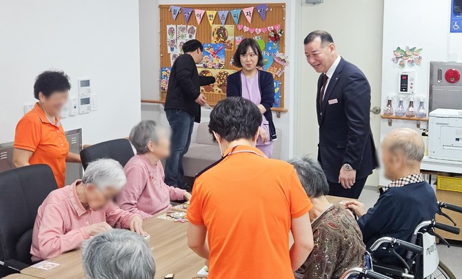 최원철 시장이 시민과의 대화 당시 공주원로원 방문 모습. ⓒ 공주시