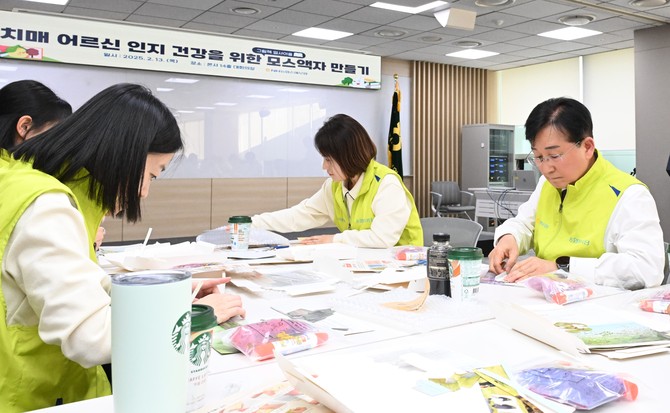 NH농협손해보험은 20일 공기정화액자 300개를 제작해 서울 은평구 치매안심센터에 전달했다. ⓒ NH농협손해보험