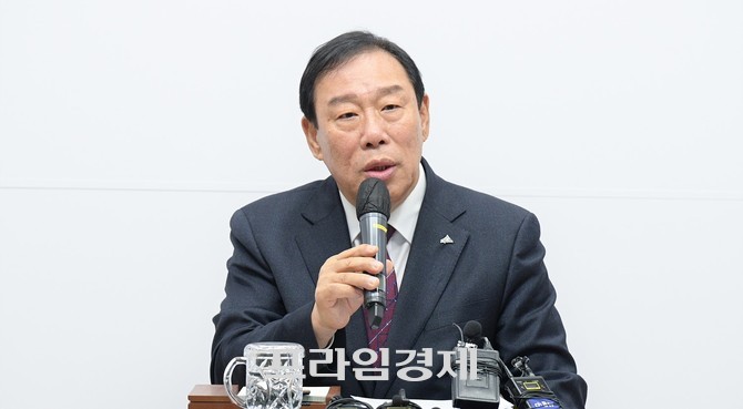최민호 세종시장은 20일 시청 브리핑실에서 기자회견을 통해 감사원의 세종문화관광재단 대표이사 임명 관련 감사 결과를 수용하겠다고 밝히고 있다. ⓒ 프라임경제