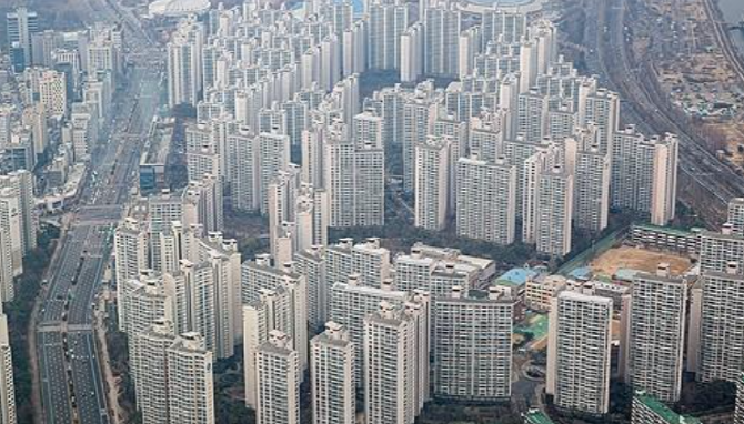 서울시가 토지거래허가구역 지정을 해제함에 따라 강남을 중심으로 아파트 매매가가 상승한 것으로 분석된다. 사진은 서울 잠실 일대 아파트 모습. © 연합뉴스