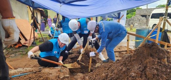 인도네시아에서 비욘드 17기 터 파기 건축봉사 모습. ⓒ 포스코