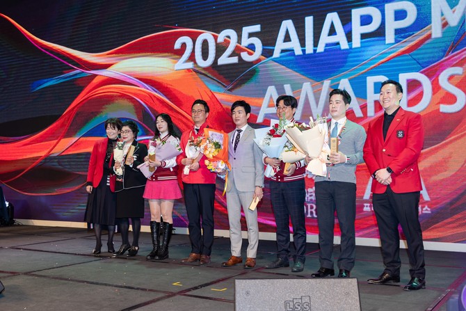 AIA생명은 지난 12일 자회사 AIA 프리미어파트너스가 개최한 '2025 MDRT 컨퍼런스'에서 MDRT 장기 연속 달성자에 대한 시상을 진행했다. ⓒ AIA생명